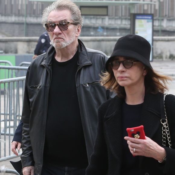 Eddy Mitchell et sa femme Muriel Bailleul lors des obsèques de Véronique Colucci au cimetière communal de Montrouge, le 12 avril 2018.