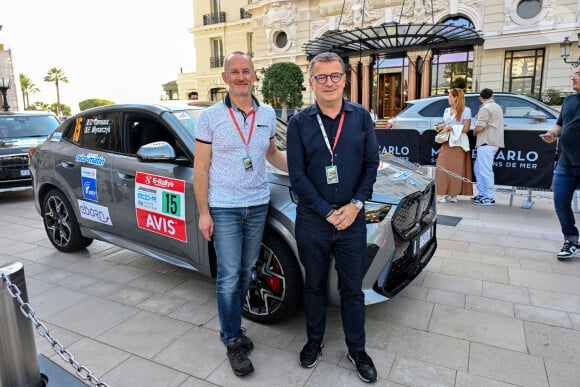 Frédéric Mlynarczyk, le co-pilote de Denis Carreaux, le directeur des rédactions du Groupe Nice-Matin, l'un des sponsors principal de la compétition, au départ du 8ème E-Rallye de Monte-Carlo, sur la place du Casino à Monaco, le 23 octobre 2024. © Bruno Bebert / Bestimge