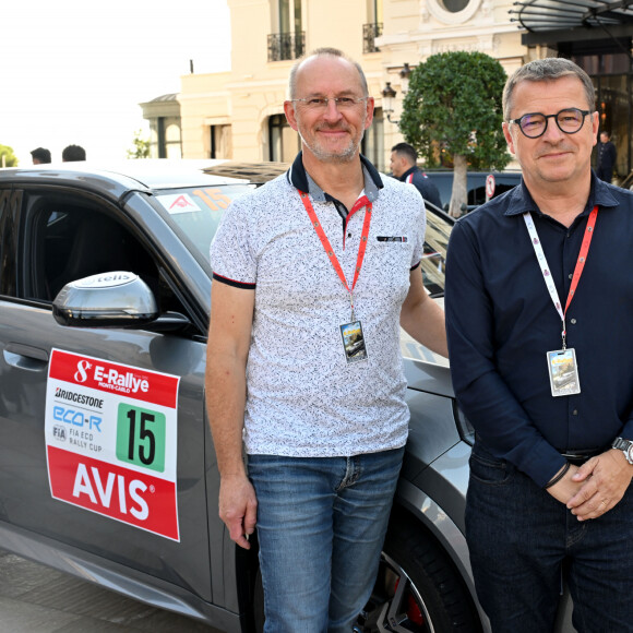 Frédéric Mlynarczyk, le co-pilote de Denis Carreaux, le directeur des rédactions du Groupe Nice-Matin, l'un des sponsors principal de la compétition, au départ du 8ème E-Rallye de Monte-Carlo, sur la place du Casino à Monaco, le 23 octobre 2024. © Bruno Bebert / Bestimge