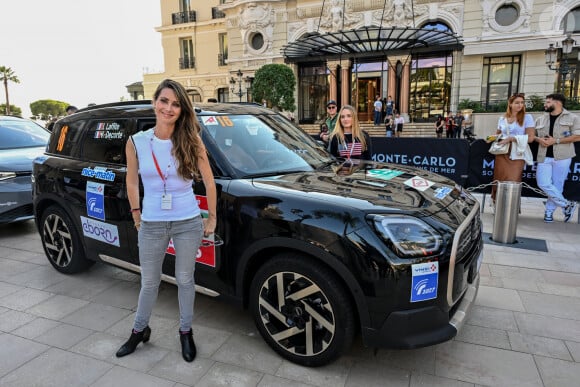 Parmi lesquels la journaliste Virginie Decorte en binôme avec Ilona Laffite, nièce du célèbre pilote Jacques Laffite 
Virginie Decorte, journaliste présentatrice de Radio Vinci Autoroutes, principal sponsor de la compétition, est la co-pilote d'Ilona Laffite, étudiante en journalisme, à 19 ans, la benjamine de la course et petite nièce du légendaire pilote de Ligier en Formule 1, Jacques Laffite, au départ du 8ème E-Rallye de Monte-Carlo, sur la place du Casino à Monaco, le 23 octobre 2024. © Bruno Bebert / Bestimge