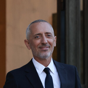 L'humoriste et acteur, Gad Elmaleh arrive au palais de l'Élysée pour un dîner offert aux chefs d'état et de gouvernement par le président de la république dans le cadre du XIXe Sommet de la Francophonie à Paris, le 4 octobre 2024. © Stéphane Lemouton / Bestimage 