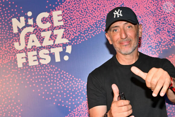 Exclusif - Gad Elmaleh a remis le Trophée Ferret en compagnie de Christian Estrosi, le maire de Nice, venu en famille, à la chanteuse américaine Stella Cole, après son concert sur la scène du Théâtre de Verdure durant le Nice Jazz Fest à Nice, le 21 août 2024. © Bruno Bebert / Bestimage 