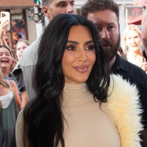 Sur Instagram, l'entrepreneuse a partagé la dernière campagne de sa marque de lingerie Skims.
Kim Kardashian pour Skims