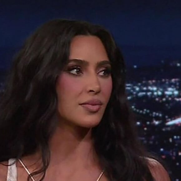 Kim Kardashian a été félicitée pour ce choix de campagne, plus vraie que nature.
Kim Kardashian chez Jimmy Fallon