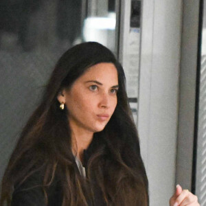 Olivia Munn et son compagnon John Mulaney arrivent, main dans la main, à l'aéroport JFK à New York, le 20 juin 2024.