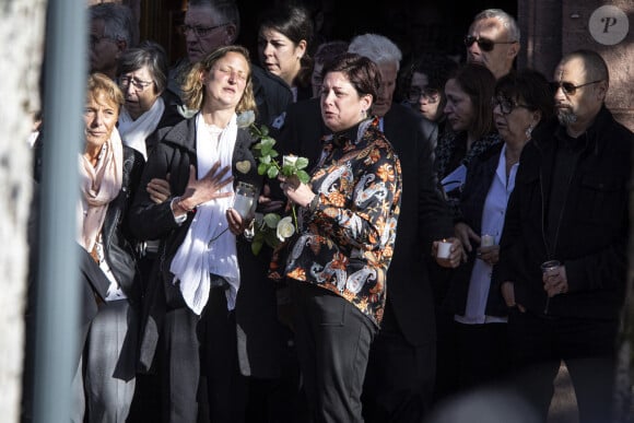 Fanny Groll, la mère de la défunte - Obsèques de Lina, l'adolescente de 15 ans disparue le 23 septembre 2023, en l'Eglise Saint-Arnould de Plaine, le 25 octobre 2024. Le corps de la jeune fille avait été retrouvé le 17 octobre 2024 à Sermoise-sur-Loire. La messe, célébrée par le prêtre, Jean-Claude Klotz, a réuni 300 personnes à l'intérieur de l'Eglise du village et tout autant à l'extérieur, où la cérémonie était retransmise. Des dizaines de gerbes de fleurs blanches avaient été déposées avant le service religieux, au cours duquel le compagnon de la jeune fille, Tao a évoqué les fous rires partagés avec Lina. Fanny Groll, la mère de la défunte, a déclaré "oi qui as illuminé ma vie, toi avec ton si beau sourire, ta joie de vivre, toi qui chérissais la liberté d'être qui tu voulais, puisses-tu briller comme l'étoile la plus scintillante. Tu me manques tant...". A l'issue de la cérémonie, des lampions sont lancés dans le ciel devant le parvis. © Elyxandro Cegarra / Panoramic / Bestimage 