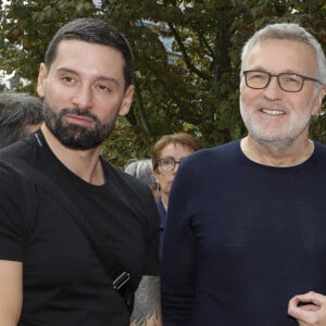 avec le beau brun Hugo Manos
Exclusif - Hugo Manos et son compagnon Laurent Ruquier I - Inauguration de la place Line Renaud a Rueil-Malmaison le 22 Juin 2024. © Jlppa / Bestimage