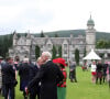 Et pour cause d'après l'AFP ils pourraient prochainement avoir la possibilité de festoyer dans le domaine de Balmoral, qu'adorait tout particulièrement Elizabeth II
La reine Elizabeth de Grande-Bretagne participe à une Garden Party au château de Balmoral, dans le comté d'Aberdeenshire.