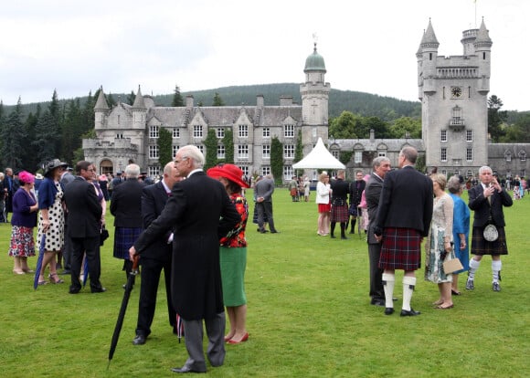 Et pour cause d'après l'AFP ils pourraient prochainement avoir la possibilité de festoyer dans le domaine de Balmoral, qu'adorait tout particulièrement Elizabeth II
La reine Elizabeth de Grande-Bretagne participe à une Garden Party au château de Balmoral, dans le comté d'Aberdeenshire.