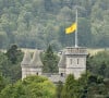 Le domaine a contacté les autorités locales de l'Aberdeenshire pour pouvoir à l'avenir, organiser "des mariages, dîners, réunions et événements associés" dans une batisse située au nord du château, près des écuries le "Queen's Building.
Le drapeau en berne au château de Balmoral, au lendemain du décès de la reine Elisabeth II d'Angleterre à l'âge de 96 ans. Le 9 septembre 2022.