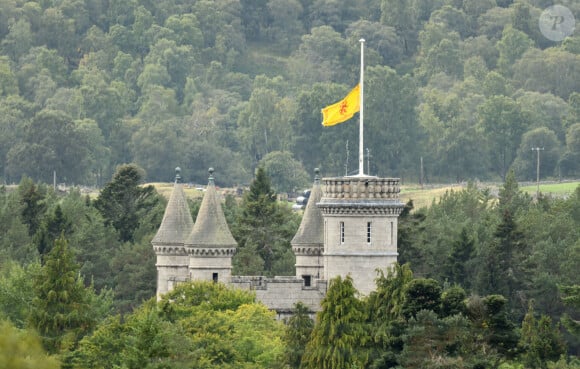 Le domaine a contacté les autorités locales de l'Aberdeenshire pour pouvoir à l'avenir, organiser "des mariages, dîners, réunions et événements associés" dans une batisse située au nord du château, près des écuries le "Queen's Building.
Le drapeau en berne au château de Balmoral, au lendemain du décès de la reine Elisabeth II d'Angleterre à l'âge de 96 ans. Le 9 septembre 2022.