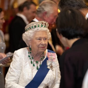 La reine Elisabeth II d'Angleterre reçoit les membres du corps diplomatique à Buckingham Palace, le 11 décembre 2019. 