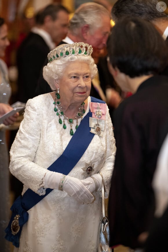 La reine Elisabeth II d'Angleterre reçoit les membres du corps diplomatique à Buckingham Palace, le 11 décembre 2019. 