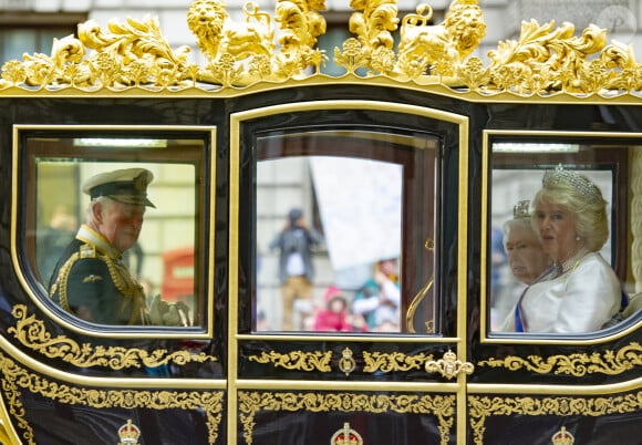 Le prince Charles, prince de Galles, et Camilla Parker Bowles, duchesse de Cornouailles, la reine Elisabeth II d'Angleterre - la famille royale d'Angleterre arrive à l'ouverture du Parlement au palais de Westminster à Londres. Le 14 octobre 2019 