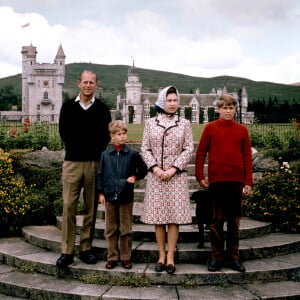 Si ce projet se concrétise, "le lieu pourrait accueillir jusqu'à 277 invités à l'intérieur et 144 autres dans un patio extérieur", apprend-on
La reine et le duc d'Édimbourg avec deux de leurs enfants, le prince Andrew (à droite) et le prince Edward, au château de Balmoral, Royaume-Uni, septembre 1972. Photo par PA Photos/ABACAPRESS.COM