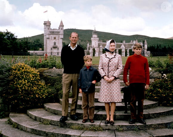 Si ce projet se concrétise, "le lieu pourrait accueillir jusqu'à 277 invités à l'intérieur et 144 autres dans un patio extérieur", apprend-on
La reine et le duc d'Édimbourg avec deux de leurs enfants, le prince Andrew (à droite) et le prince Edward, au château de Balmoral, Royaume-Uni, septembre 1972. Photo par PA Photos/ABACAPRESS.COM