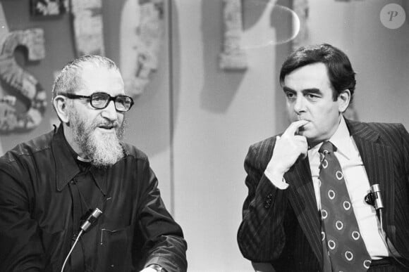 Rétro - Décès de Bernard Pivot - Archives -  Bernard Pivot - En France, à Paris, sur le plateau, de gauche à droite, l'Abbé Pierre et Bernard PIVOT. Le 13 avril 1979. © Bernard Leguay via Bestimage