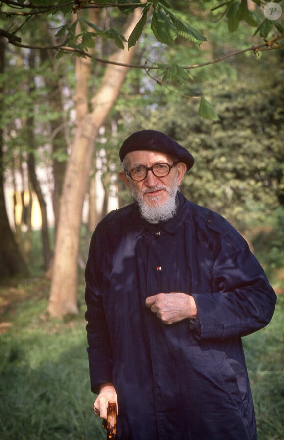 Photo d'archives - Abbé Pierre à Esteville en Normandie en 1989. Le légendaire prêtre français et défenseur des sans-abri a été accusé d'avoir commis des actes assimilables à une "agression sexuelle ou à un harcèlement sexuel", a déclaré mercredi la fondation internationale qu'il avait créée dans un communiqué. L'abbé Pierre, décédé en 2007, était l'une des personnalités françaises les plus appréciées. Fondateur de la Communauté internationale Emmaüs pour les pauvres, l'abbé Pierre était la conscience de la France depuis les années 1950, lorsqu'il a persuadé le Parlement de voter une loi, toujours en vigueur, interdisant aux propriétaires d'expulser leurs locataires pendant l'hiver. Photo par Pascal Baril/ABACAPRESS.COM