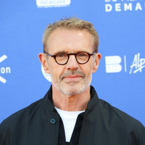 L'acteur témoigne de son pessimisme vis-à-vis du futur, un sentiment qui pourrait expliquer en partie sa réticence à envisager la paternité...
Lambert Wilson - Festival du film de Demain au Ciné Lumière à Vierzon le 30 Mai 2024. Coadic Guirec/Bestimage