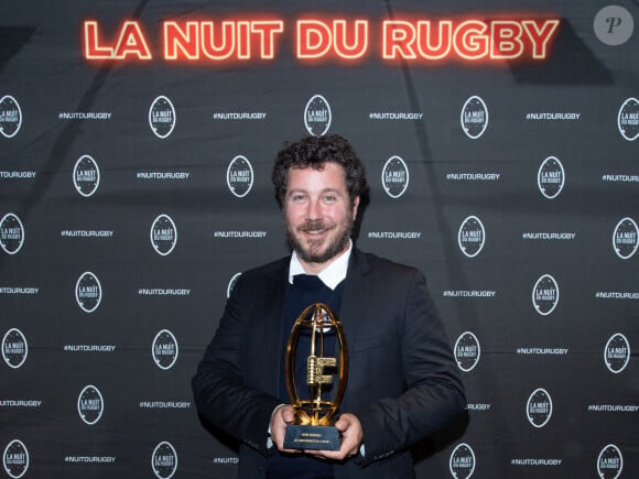 Romain Colucci, prix du "Vivre ensemble" ( Les Restos du Coeur) lors de la 17ème Nuit du Rugby à l'Olympia à Paris le 27 septembre 2021. © Pierre Perusseau / Bestimage 