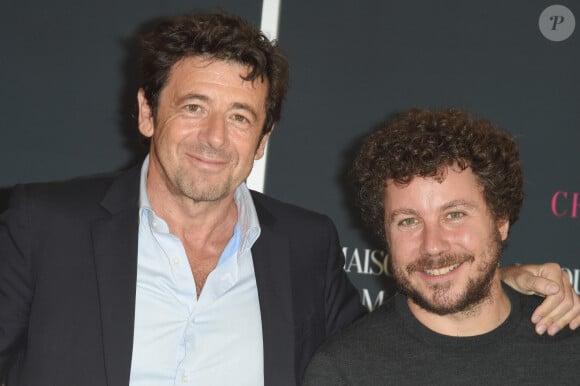 Patrick Bruel, Romain Colucci - L'association 12 de coeur (vignerons et négociants en vin français) remet un chèque de 800 000 euros aux Restos du Coeur, produit d'une vente aux enchères caritative de lots de vin à Hong Kong en mai dernier. Paris, le 16 octobre 2018. © Coadic Guirec / Bestimage