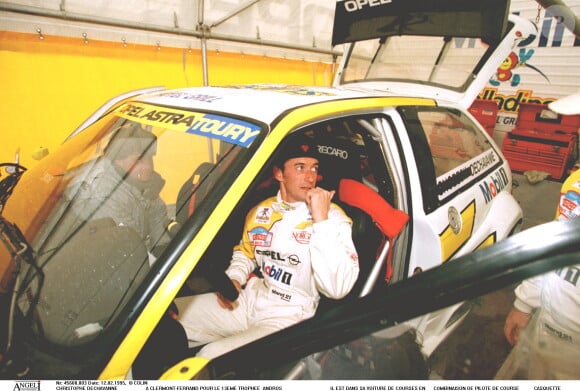 CHRISTOPHE DECHAVANNE A CLERMONT-FERRAND POUR LE 13EME TROPHEE ANDROS IL EST DANS SA VOITURE DE COURSES EN COMBINAISON DE PILOTE DE COURSE CASQUETTE "PLAN LARGE" 