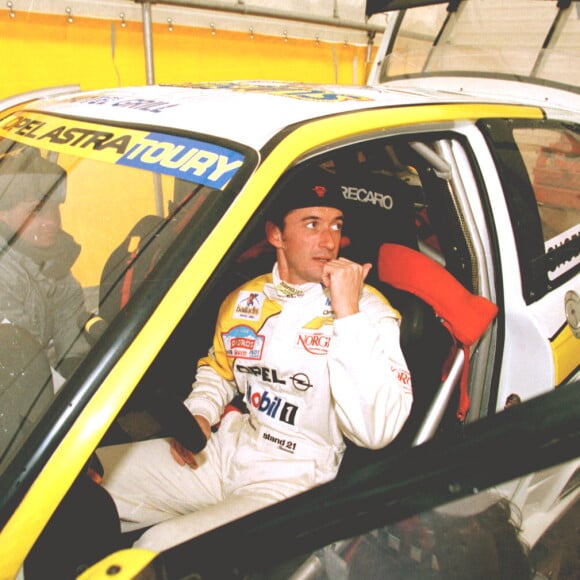 CHRISTOPHE DECHAVANNE A CLERMONT-FERRAND POUR LE 13EME TROPHEE ANDROS IL EST DANS SA VOITURE DE COURSES EN COMBINAISON DE PILOTE DE COURSE CASQUETTE "PLAN LARGE" 