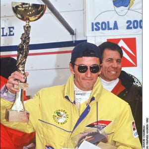 "CHRISTOPHE DECHAVANNE" LORS DU TROPHEE ANDROS 1992 "PLAN AMERICAIN" HOMME LUNETTES TROPHEE RECOMPENSE PRIX COMBINAISON PILOTE ANIMATEUR PRESENTATEUR 