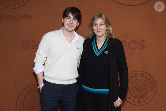 Cela fait désormais plus de huit ans qu'elle arpente la Cité des Anges avec Oscar (21 ans) et Léon (19 ans), fruits de ses amours avec Patrick Bruel.
Amanda Sthers et son fils Oscar Bruel au village (night session) lors des Internationaux de France de tennis de Roland Garros 2024, à Paris, France, le 31 mai 2024. © Jacovides-Moreau/Bestimage