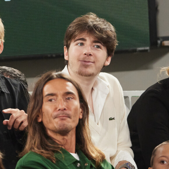 Dans les colonnes du magazine Le Figaro Voyage, l'écrivaine évoque son quotidien à Los Angeles, et en dit plus sur sa vie.
Amanda Sthers et son fils Oscar Bruel dans les tribunes (night session) des Internationaux de France de tennis de Roland Garros 2024 à Paris, France, le 31 mai 2024. © Jacovides-Moreau/Bestimage