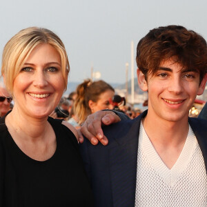 Amanda Sthers a pris la décision de s'envoler pour Los Angeles avec ses fils. 
Amanda Sthers et Léon Hesby sur le tapis rouge du prix du court métrage lors du 37ème festival du film de Cabourg, à Cabourg, France. © Coadic Guirec/Bestimage