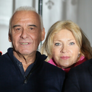 Leur relation a d'abord commencé par une amitié avant de se transformer en une belle histoire d'amour qui les a unis
Michel Fugain et sa femme Sanda, Bernard Montiel - Enregistrement de l'émission "Animaux Stars" qui sera diffusée le 20 janvier 2018 sur la chaine "Animaux" au Bastille Design Center à Paris. Le 28 novembre 2017 © CVS / Bestimage