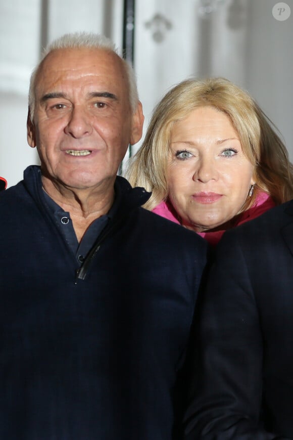 Leur relation a d'abord commencé par une amitié avant de se transformer en une belle histoire d'amour qui les a unis
Michel Fugain et sa femme Sanda, Bernard Montiel - Enregistrement de l'émission "Animaux Stars" qui sera diffusée le 20 janvier 2018 sur la chaine "Animaux" au Bastille Design Center à Paris. Le 28 novembre 2017 © CVS / Bestimage