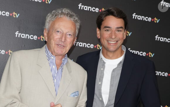 Nelson Monfort et Julian Bugier au photocall de la conférence de presse de rentrée de France Télévisions à Paris, France, le 4 septembre 2024. © Coadic Guirec/Bestimage 