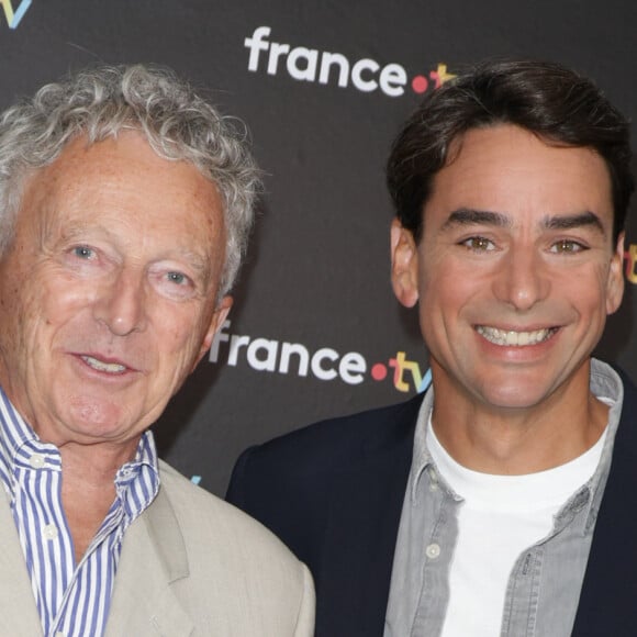 Nelson Monfort et Julian Bugier au photocall de la conférence de presse de rentrée de France Télévisions à Paris, France, le 4 septembre 2024. © Coadic Guirec/Bestimage 