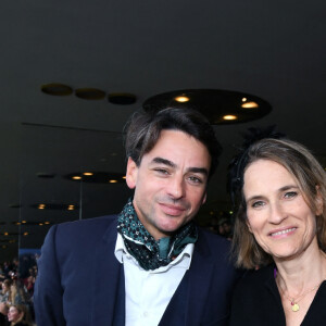 Julian Bugier et sa femme Claire Fournier au prix Qatar Arc de Triomphe à l'Hippodrome de Longchamp le 6 octobre 2024 © Rachid Bellak / Bestimage 