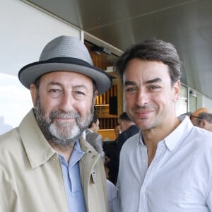 Exclusif - Kad Merad et Julian Bugier - Déjeuner dans la loge de France Télévisions lors de la Finale Hommes des Internationaux de France de Tennis de Roland Garros 2024 - Jour 15 à Paris. Le 9 Juin 2024. © Bertrand Rindoff / Bestimage 