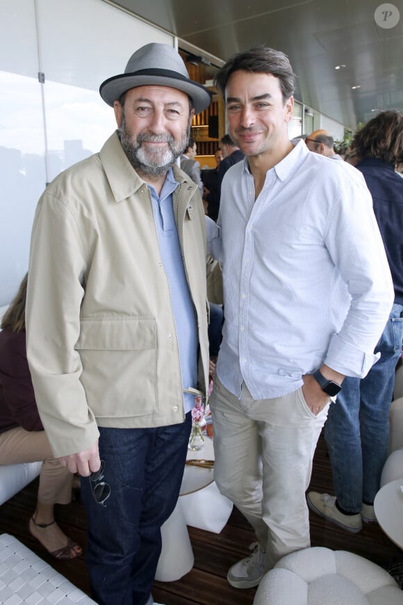 Exclusif - Kad Merad et Julian Bugier - Déjeuner dans la loge de France Télévisions lors de la Finale Hommes des Internationaux de France de Tennis de Roland Garros 2024 - Jour 15 à Paris. Le 9 Juin 2024. © Bertrand Rindoff / Bestimage 