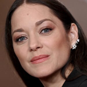 Elle a posté sur son compte Instagram de nombreuses photos de sa soirée d'Halloween qu'elle a passé aux États-Unis avec ses amis
Marion Cotillard au photocall de l'événement Women in Film pour le prix Max Mara Face of the Future à l'hôtel Beverly Hilton à Los Angeles le 24 octobre 2024.