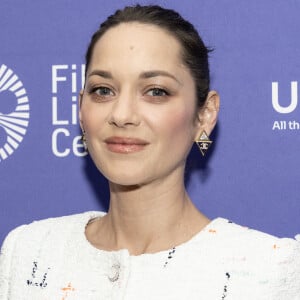 L'actrice, qui partage sa vie entre Paris et Los Angeles, a opté pour une perruque rouge, un gilet noir, des ailes de plumes et un pantalon en dentelle transparente
Marion Cotillard portant tout de Chanel, robe, bijoux, chaussures, maquillage assiste à la soirée d'ouverture du 29ème Rendez-Vous avec le cinéma français au Walter Reade Theater à New York (Photo par Lev Radin/Pacific Press)