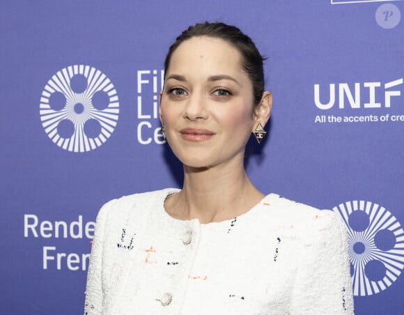 L'actrice, qui partage sa vie entre Paris et Los Angeles, a opté pour une perruque rouge, un gilet noir, des ailes de plumes et un pantalon en dentelle transparente
Marion Cotillard portant tout de Chanel, robe, bijoux, chaussures, maquillage assiste à la soirée d'ouverture du 29ème Rendez-Vous avec le cinéma français au Walter Reade Theater à New York (Photo par Lev Radin/Pacific Press)