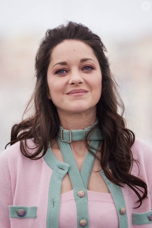 Marion Cotillard au photocall de "Little Girl Blue" lors du 76ème Festival International du Film de Cannes, le 21 mai 2023. © Jacovides / Moreau / Bestimage 