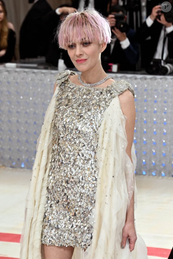 Marion Cotillard - Les célébrités arrivent à la soirée du "MET Gala 2023" hommage au grand couturier Karl Lagerfeld au Metropolitan Museum of Art de New York City, New York, Etats-Unis, le 1er mai 2023. 