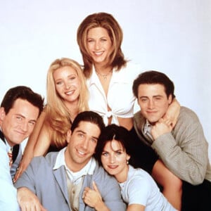 La "famille" Friends a perdu une nouvelle membre.
Jennifer Aniston, Courteney Cox, Lisa Kudrow, Matthew Perry, Matt Leblanc et David Schwimmer dans la série "Friends".