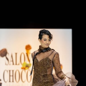 Elle portait une magnifique robe marron toute en transparence. 
Vaimalama Chaves - Défilé d'ouverture du salon du chocolat 2024 à Paris porte de Versailles en faveur de l'association Mécénat Chirurgie Cardiaque le 29 octobre 2024. © Perusseau-Veeren/Bestimage