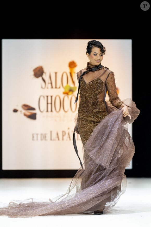 Elle portait une magnifique robe marron toute en transparence. 
Vaimalama Chaves - Défilé d'ouverture du salon du chocolat 2024 à Paris porte de Versailles en faveur de l'association Mécénat Chirurgie Cardiaque le 29 octobre 2024. © Perusseau-Veeren/Bestimage