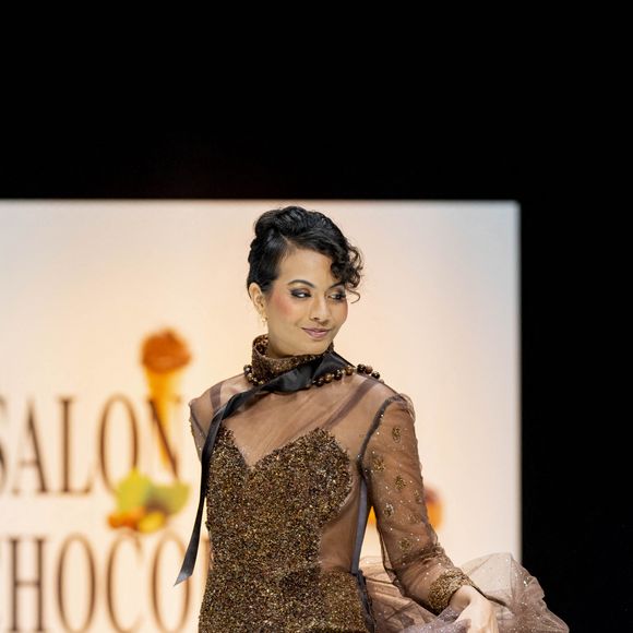 Elle portait une magnifique robe marron toute en transparence. 
Vaimalama Chaves - Défilé d'ouverture du salon du chocolat 2024 à Paris porte de Versailles en faveur de l'association Mécénat Chirurgie Cardiaque le 29 octobre 2024. © Perusseau-Veeren/Bestimage