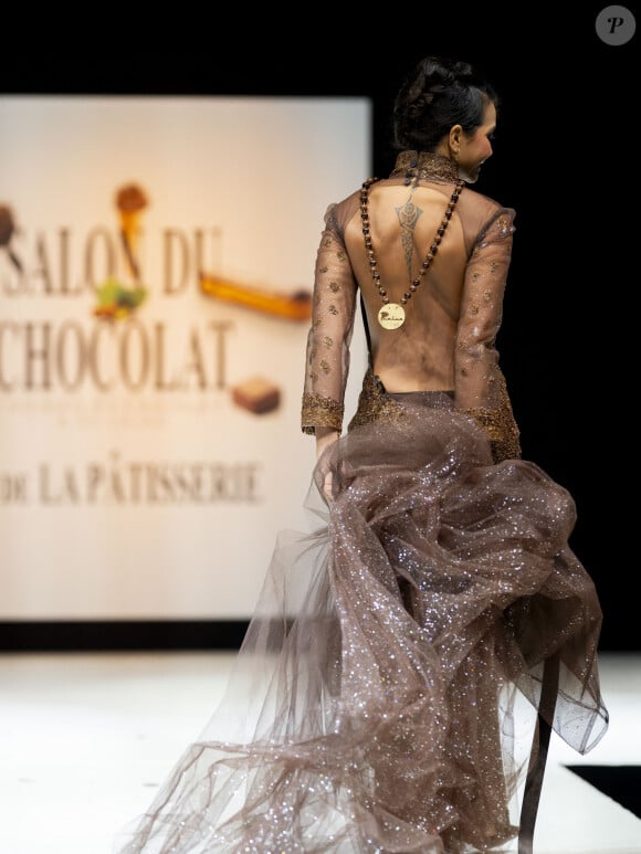 Mardi 29 octobre, l'ex-Miss France a fait sensation sur la scène de la Porte de Versailles. 
Vaimalama Chaves - Défilé d'ouverture du salon du chocolat 2024 à Paris porte de Versailles en faveur de l'association Mécénat Chirurgie Cardiaque le 29 octobre 2024. © Perusseau-Veeren/Bestimage