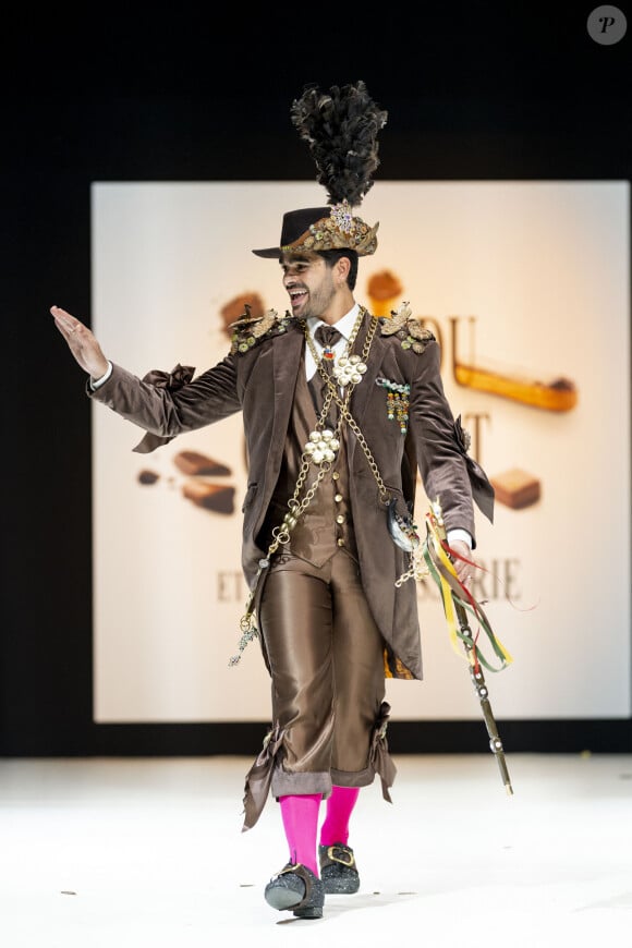 Elle n'était pas la seule à avoir fait sensation puisque Christophe Licata vêtu d'un costume venu d'un autre temps a capturé les regards. 
Christophe Licata - Défilé d'ouverture du salon du chocolat 2024 à Paris porte de Versailles en faveur de l'association Mécénat Chirurgie Cardiaque le 29 octobre 2024. © Perusseau-Veeren/Bestimage