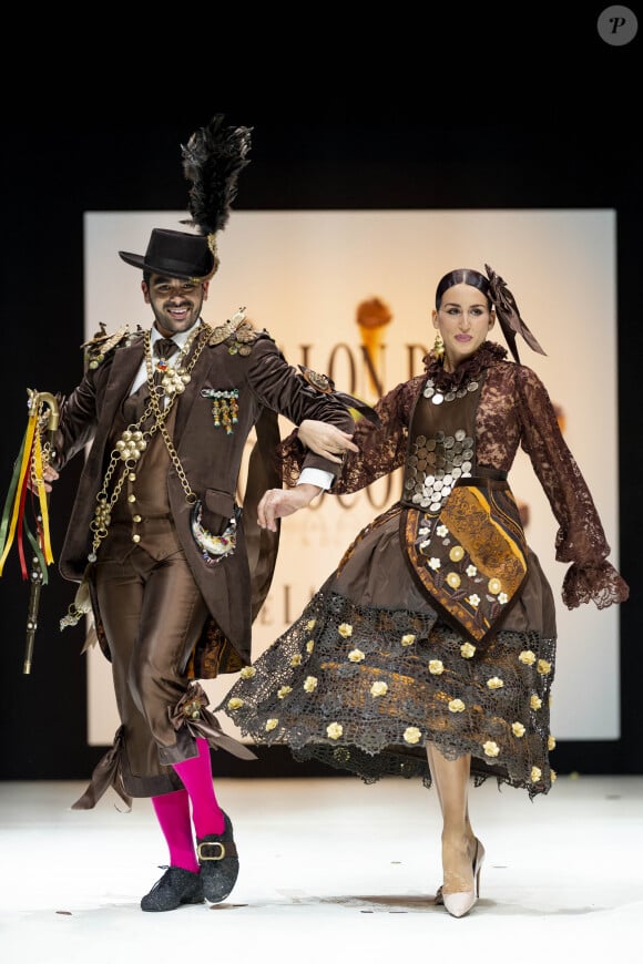 Christophe Licata et Ana Riera - Défilé d'ouverture du salon du chocolat 2024 à Paris porte de Versailles en faveur de l'association Mécénat Chirurgie Cardiaque le 29 octobre 2024. © Perusseau-Veeren/Bestimage